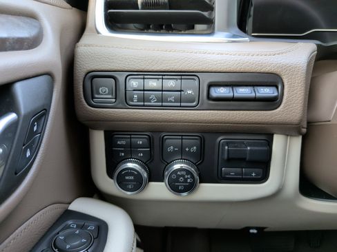 Used 2023 GMC Yukon XL Denali w/ Denali Reserve Package image 17