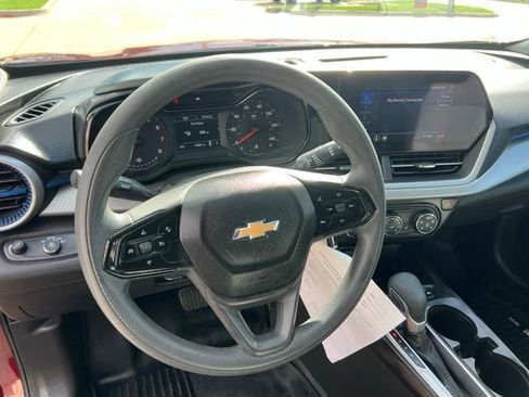 Used 2025 Chevrolet Trax LS w/ LS Convenience Package FWD image 8