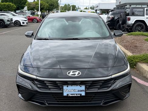 Used 2024 Hyundai Elantra SE FWD image 3