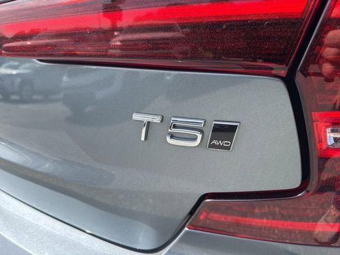 Used 2021 Volvo S60 T5 Momentum image 29
