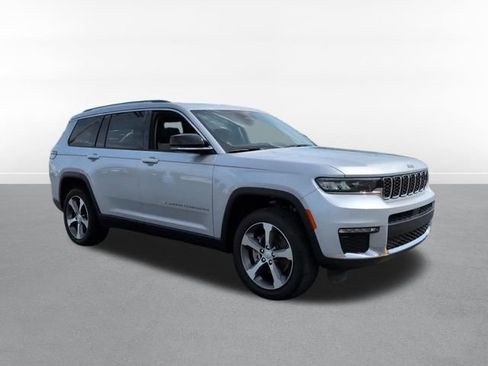 Used 2023 Jeep Grand Cherokee L Limited w/ Trailer Tow Group (B) AWD/4WD image 3
