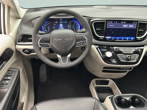 Used 2023 Chrysler Pacifica Touring-L FWD image 11