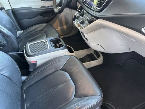 Used 2022 Chrysler Pacifica Touring-L w/ Uconnect Theater Family Group FWD image 25