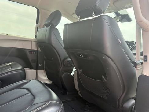 Used 2023 Chrysler Pacifica Touring-L FWD image 18
