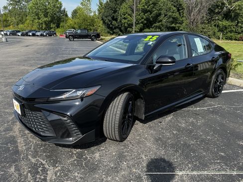 Used 2025 Toyota Camry SE FWD image 2