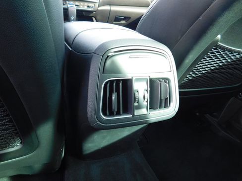 Used 2019 Maserati Levante image 13