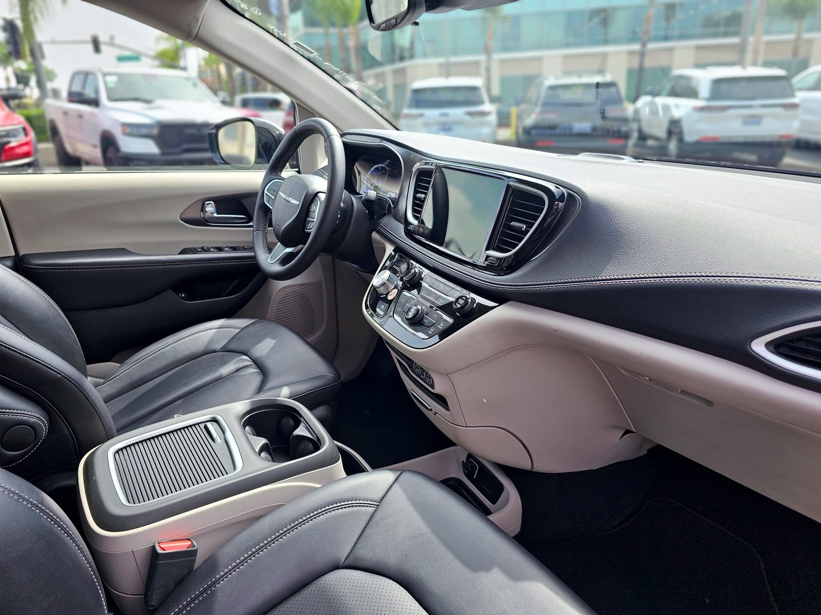 Used 2024 Chrysler Pacifica Limited FWD image 29