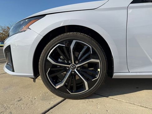 New 2025 Nissan Altima 2.5 SR image 9