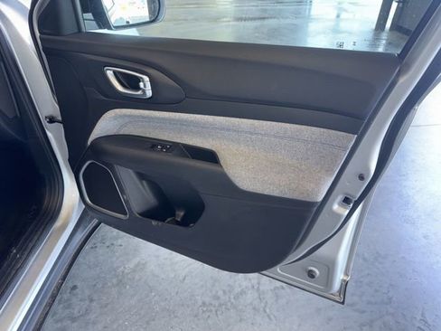 Certified 2024 Jeep Compass Latitude image 31