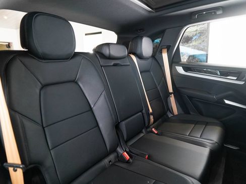 Certified 2025 Porsche Cayenne AWD/4WD image 39