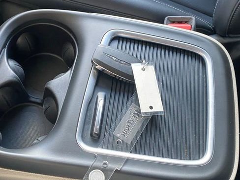 Used 2023 Chrysler Pacifica Touring-L image 31