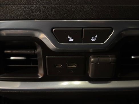 Used 2022 GMC Sierra 3500 Denali w/ Denali Ultimate Package image 16