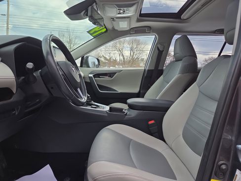 Used 2019 Toyota RAV4 Limited image 12