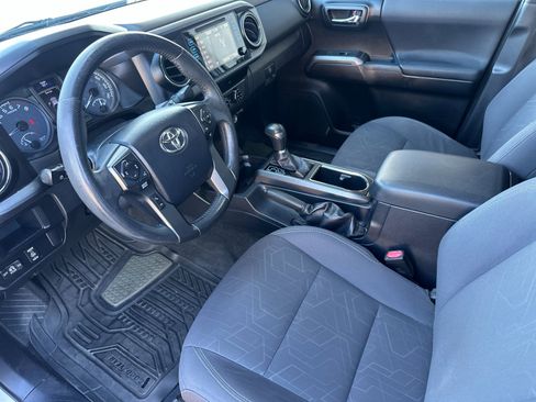 Used 2016 Toyota Tacoma TRD Sport image 9