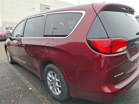 Used 2023 Chrysler Voyager LX image 5