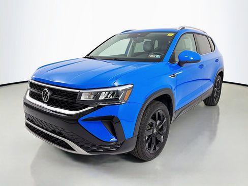 Used 2023 Volkswagen Taos SE w/ Panoramic Sunroof Package AWD/4WD image 3