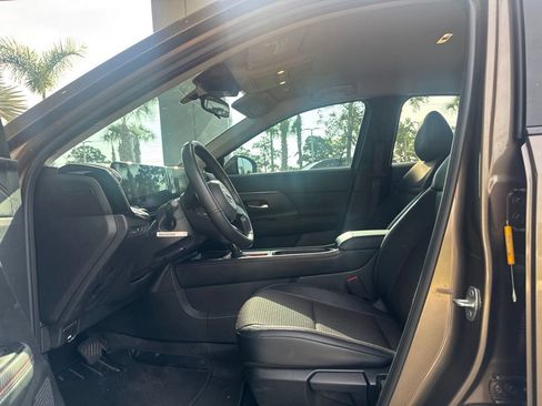 Used 2025 Nissan Kicks SR FWD image 5