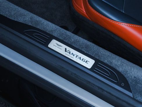 Used 2019 Aston Martin V8 Vantage Coupe image 21