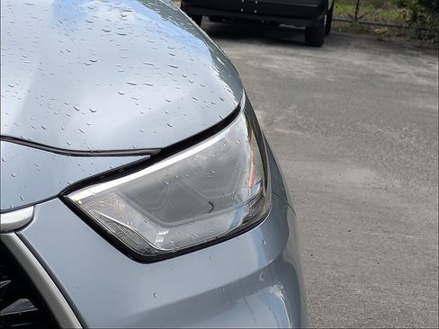 Used 2023 Toyota Highlander XLE FWD image 11