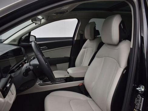 Certified 2026 Kia Sportage EX w/ EX Panorama Roof Package image 9