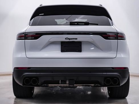 Certified 2023 Porsche Cayenne Platinum Edition image 11