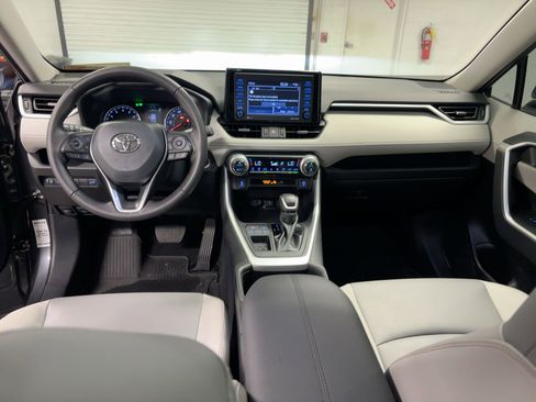 Used 2022 Toyota RAV4 XLE Premium image 17