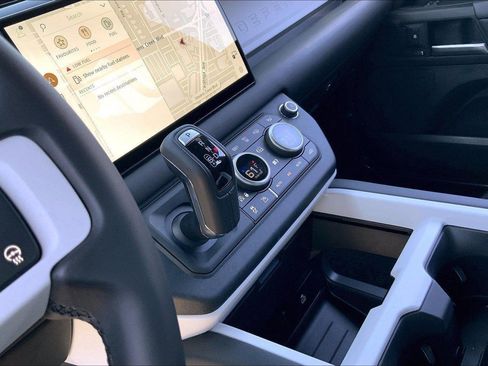 New 2025 Land Rover Defender 130 X-Dynamic SE AWD/4WD image 9