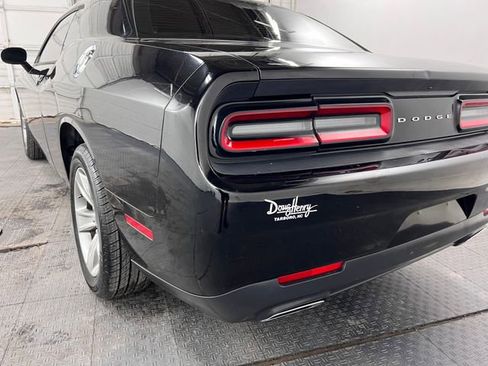 Used 2016 Dodge Challenger SXT image 13
