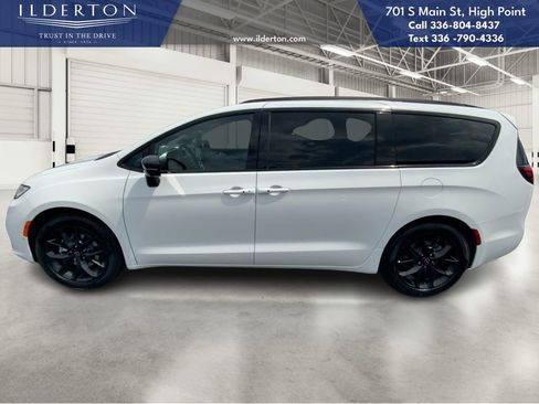 New 2026 Chrysler Pacifica Limited w/ S Appearance Package image 8
