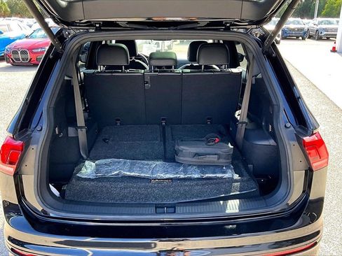 Certified 2022 Volkswagen Tiguan SE R-Line image 15