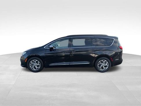 Used 2023 Chrysler Pacifica Limited image 9