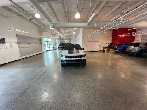 Used 2025 Jeep Compass Trailhawk AWD/4WD image 12