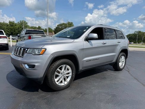 Used 2018 Jeep Grand Cherokee Laredo AWD/4WD image 2