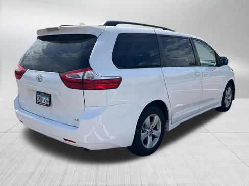 Certified 2018 Toyota Sienna LE w/ Carpet Mat Package FWD image 6
