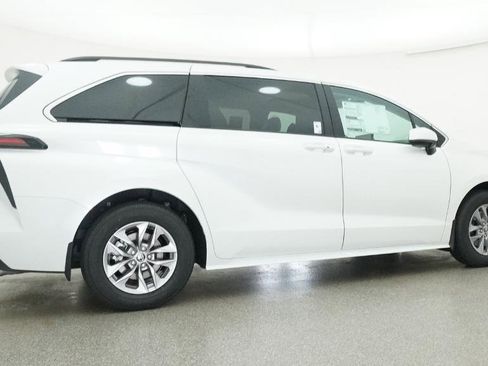 New 2026 Toyota Sienna XLE image 19