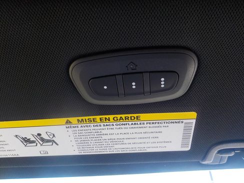 Used 2025 Chrysler Pacifica Premium image 27