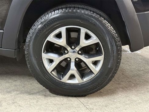 Used 2017 Jeep Cherokee Trailhawk w/ Comfort/Convenience Group image 13