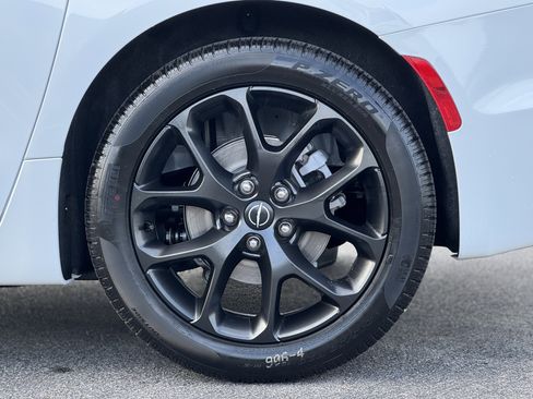 New 2026 Chrysler Pacifica Select image 10