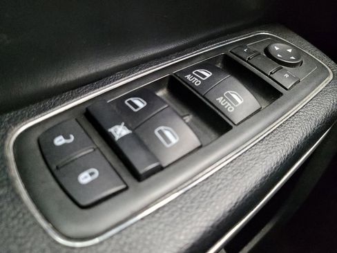 Used 2014 Chrysler 300 RWD image 27