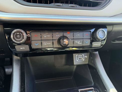 Certified 2025 Jeep Compass Limited w/ Elite Group AWD/4WD image 26