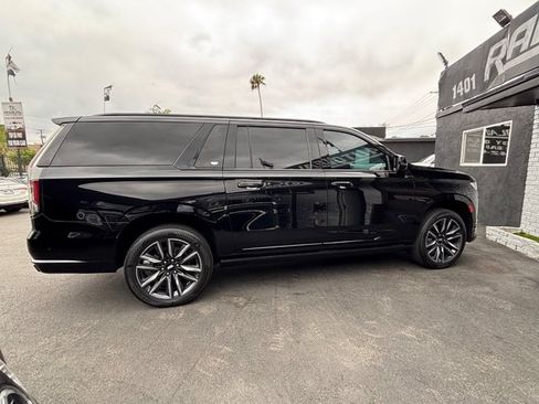 Used 2022 Cadillac Escalade ESV Sport Platinum w/ Heavy-Duty Trailer Package AWD/4WD image 33