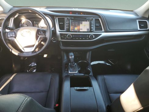 Used 2019 Toyota Highlander XLE image 12