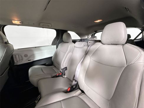 Certified 2025 Toyota Sienna XLE FWD image 31