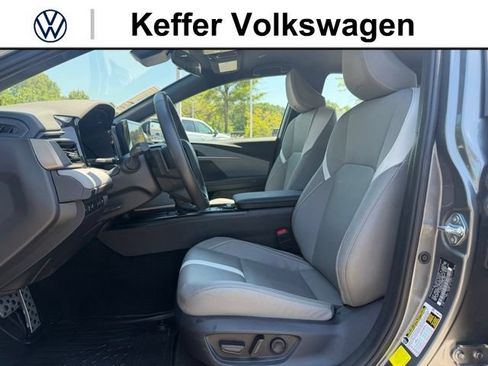 Used 2025 Toyota Camry SE FWD image 12