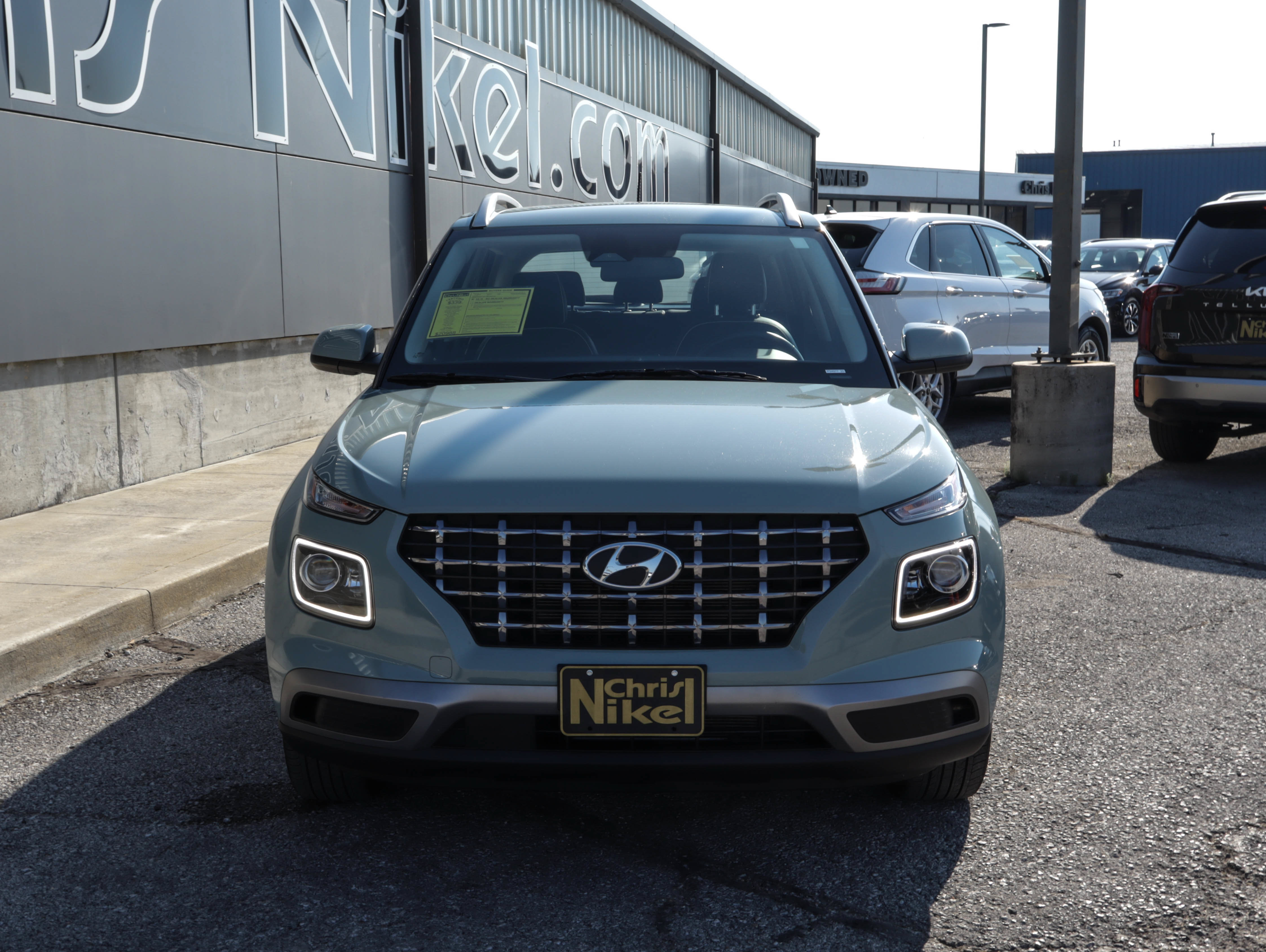 Used 2025 Hyundai Venue Limited FWD image 2