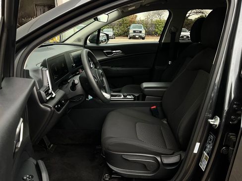 Used 2025 Kia Sportage LX image 10