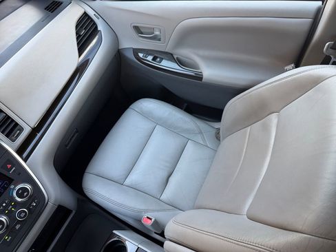 Used 2019 Toyota Sienna XLE FWD image 17