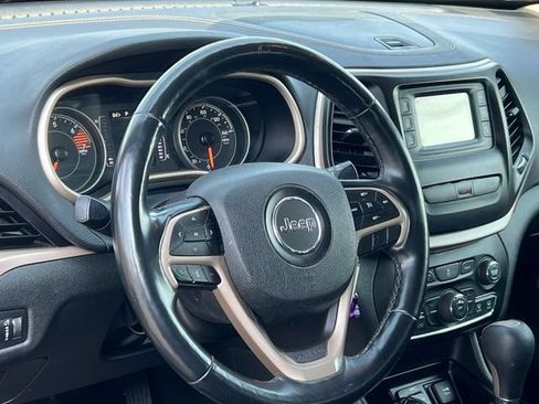 Used 2018 Jeep Cherokee Latitude w/ Altitude Package AWD/4WD image 13