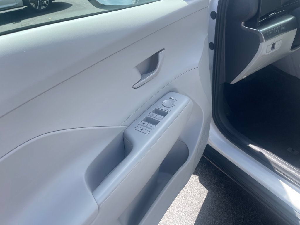 Used 2025 Hyundai Kona SEL FWD image 11