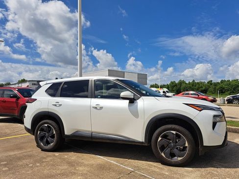 Used 2025 Nissan Rogue SV AWD/4WD image 3